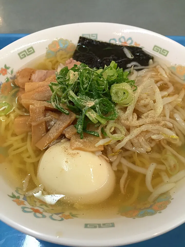 社員食堂の塩ラーメン|ごはんできたよ〜さん