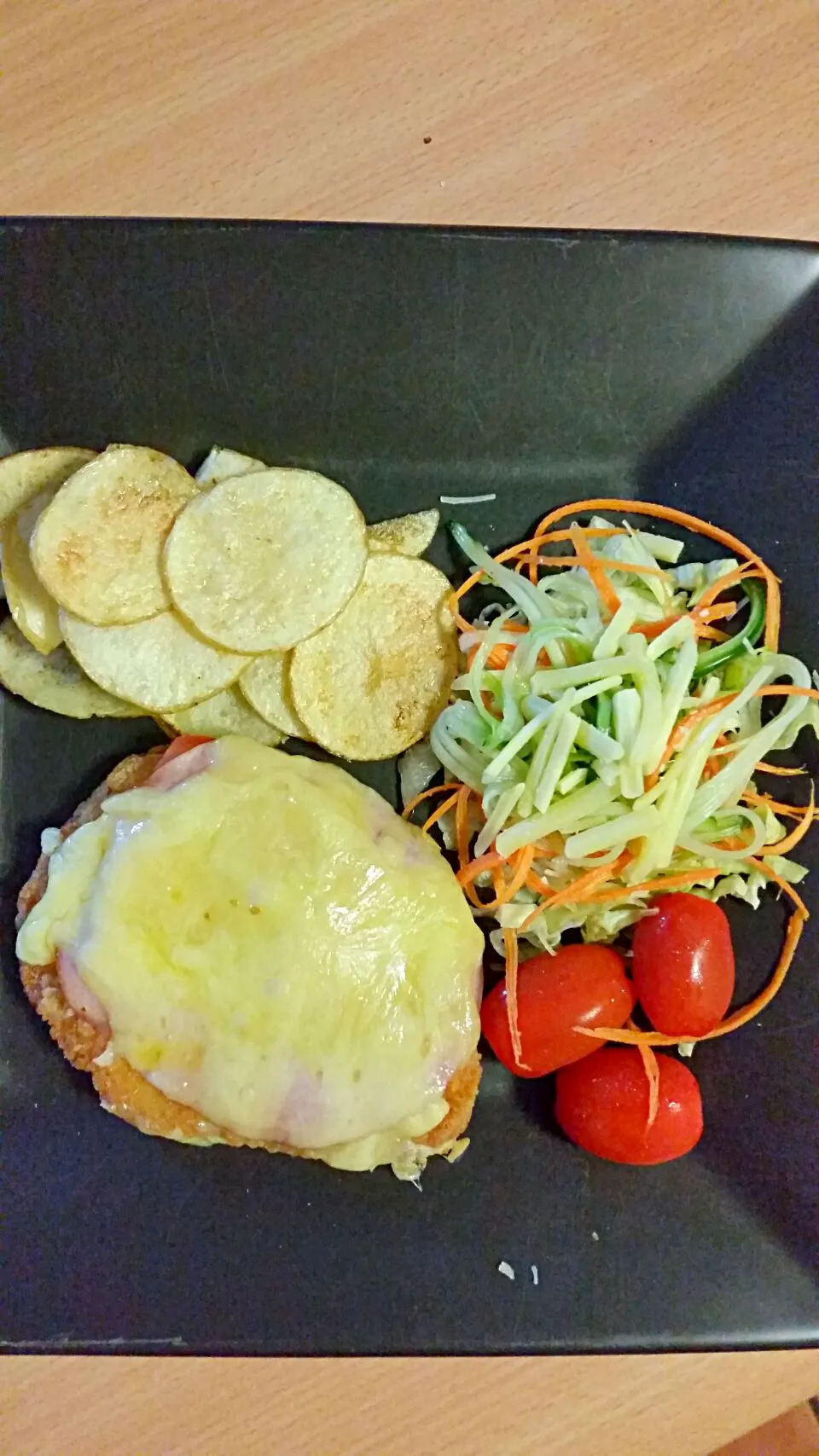 Chicken parmigana with salad and Chips|Nicki Waltonさん