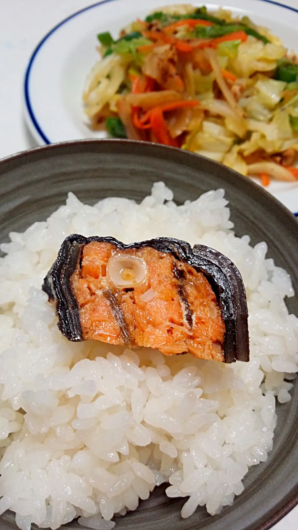 サーモンの昆布重ね巻on白いご飯♪|らすくさん