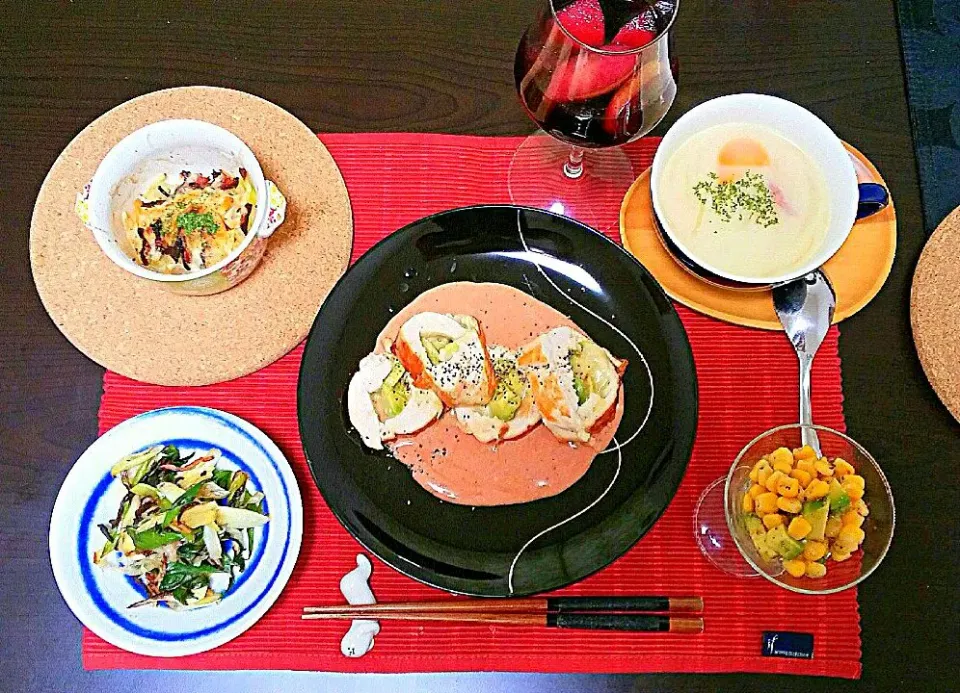 Snapdishの料理写真:鶏胸肉のアボカドチーズ包み焼き 赤ワインのオーロラソースと手作りサングリア|pikyuさん