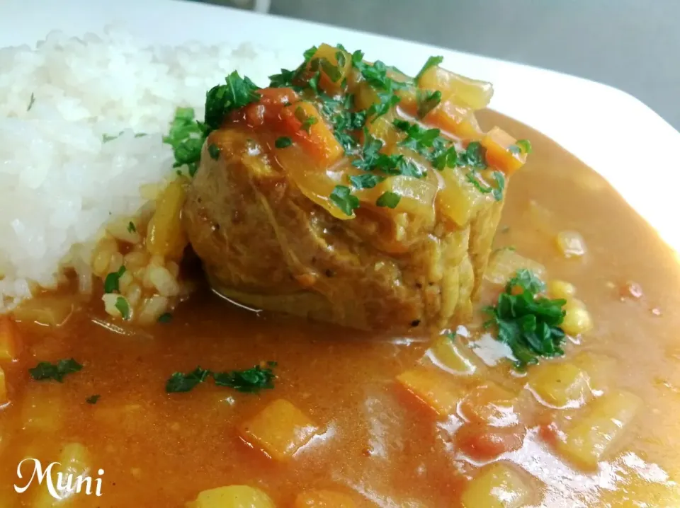 Snapdishの料理写真:自家製カレースパイスで豚バラ肉塊のゴロリンカレー♪ナイフとフォークでどうぞ!!|key♪さん