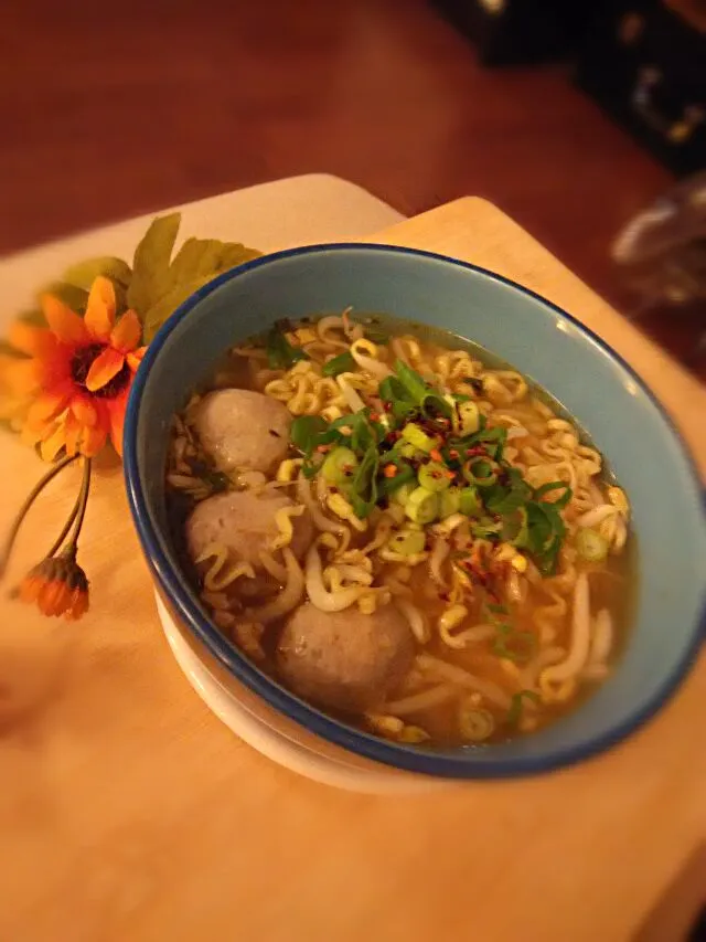 Mie instan soto bandung + baso + toge + daun bawang... yummy.. #lifiameikitchen|Lifia Meiさん