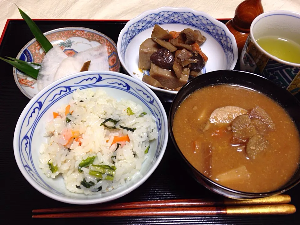 Snapdishの料理写真:20140109朝食。「セコムの食」で取り寄せた蒸しおこわを電子レンジでチン。千枚漬け。残り物の筑前煮と薩摩汁。煎茶。|Keiko Moritaさん