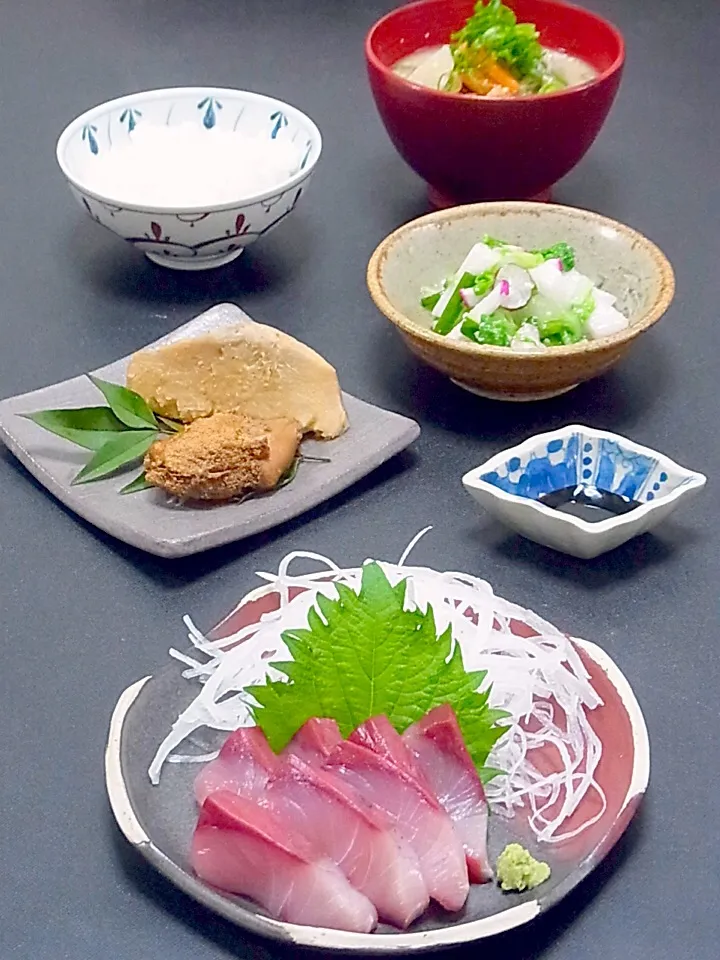 今晩は、天然ハマチのお造り、八つ頭と魚卵の煮物、冬野菜の甘麹漬け、豚汁、ご飯

綺麗なハマチの短冊に出会ったので、お刺身で。
褄は霜に当たって甘みを増したお義母さんの大根。
野菜は冷えると「凍るまい！」と糖度を上げるんですよね。

あま酒用に甘麹を作ってあるので、冬野菜を漬けて。

豚汁の野菜、こんにゃくは自家製。
少|akazawa3さん