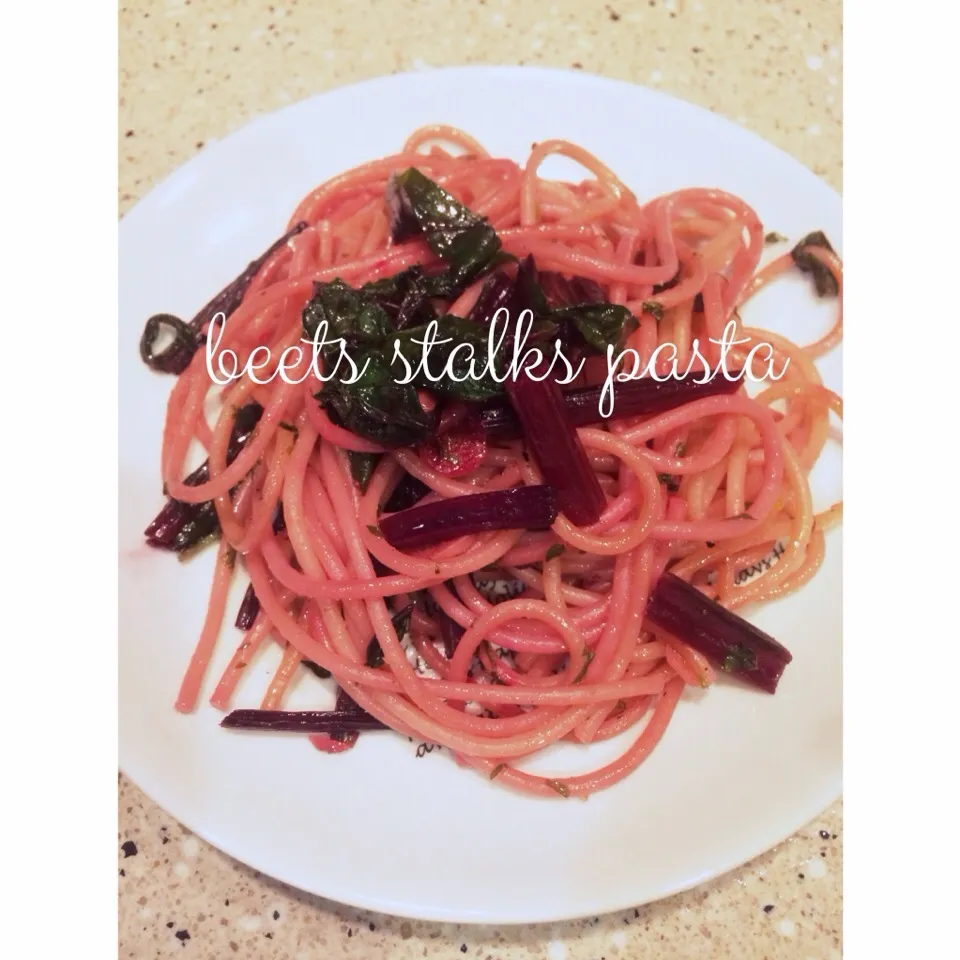 Snapdishの料理写真:beats stalks pasta ✴︎ ビーツ茎と葉パスタ|miyaponさん