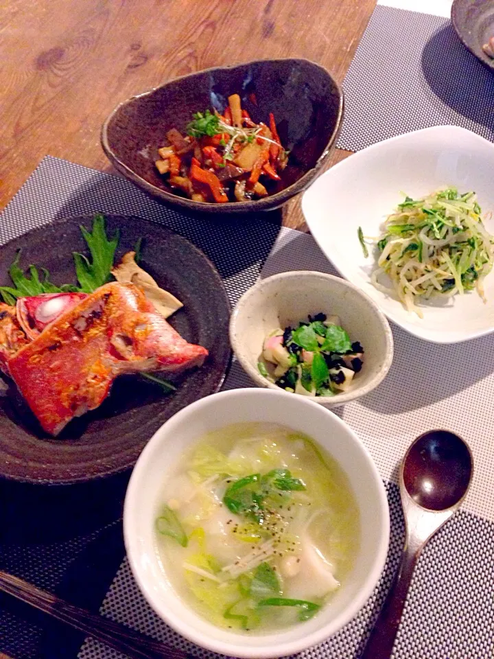 金目鯛の塩焼き、水餃子スープ、もやしと水菜のナムル、蒲鉾と三つ葉の海苔和え、昨日の残り、蓮根のきんぴら🍀|まみりんごさん