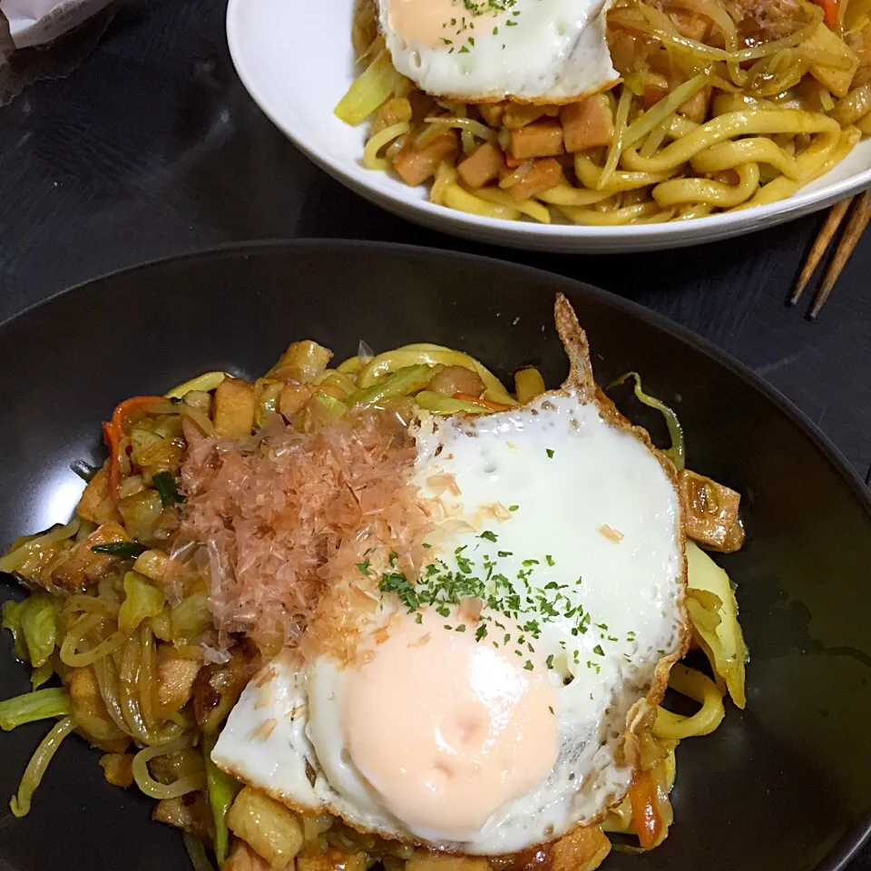 今日の晩ご飯は、カレー風味の焼きうどんと目玉焼き。|ゆえさん