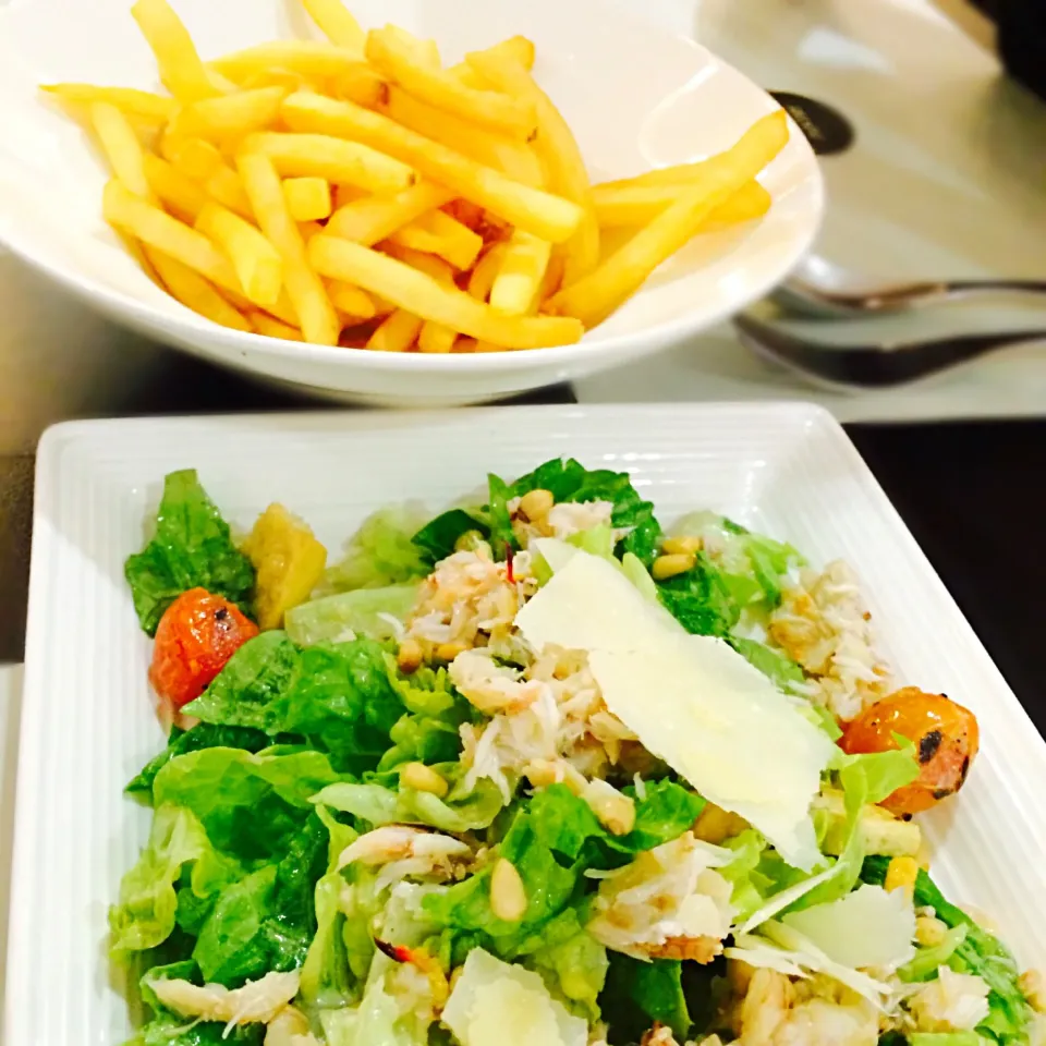 Crab Caesar and truffle fries|Tinky 🍒さん