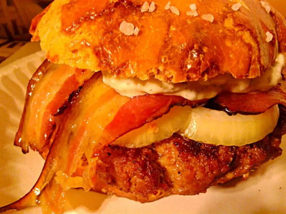 Snapdishの料理写真:Bacon burger on homemade pretzel bun|Kevin Scheuringさん