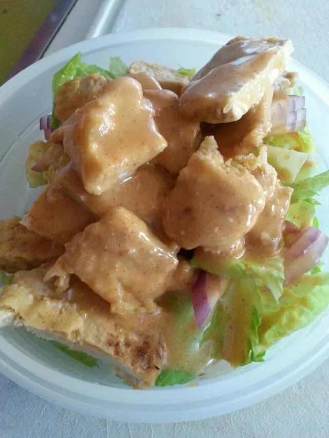 romaine hearts with gardein mandarian chix,  red onion,  And home made spicy French dressing.|Polly Gelfusoさん