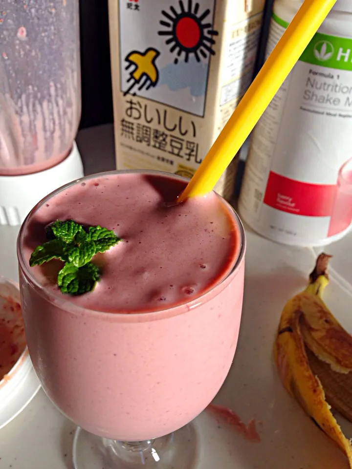 Mixed Berries banana smoothie|viviさん