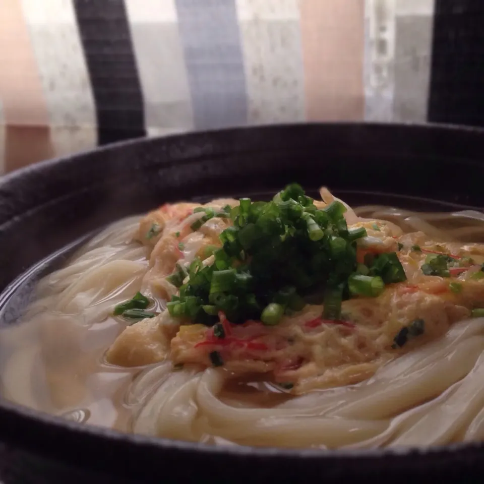 土曜の朝は店主の賄いうろん🍜カニ玉餡かけうろんのでけあがりー|koji toyodaさん