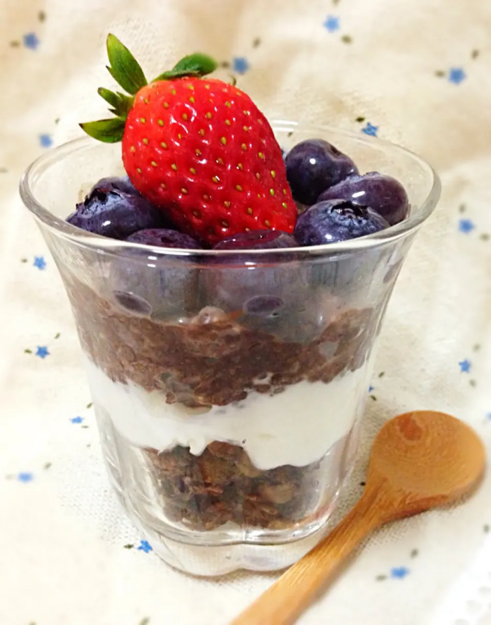 Double chocolate parfait - chocolate chia pudding, Greek yogurt, chocolate granola and blueberries topped with a strawberry|coxiella24さん