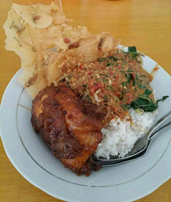 Nasi pecel plus rempeyek & ayam bumbu Bali|Daisy Sahertianさん