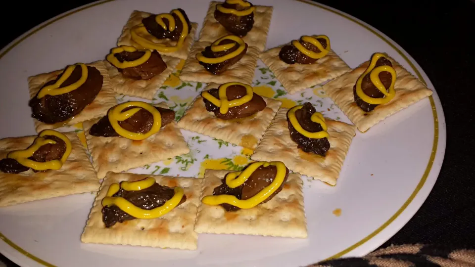 smoked oysters mustard and crackers #guiltypleasure|alli clarkさん