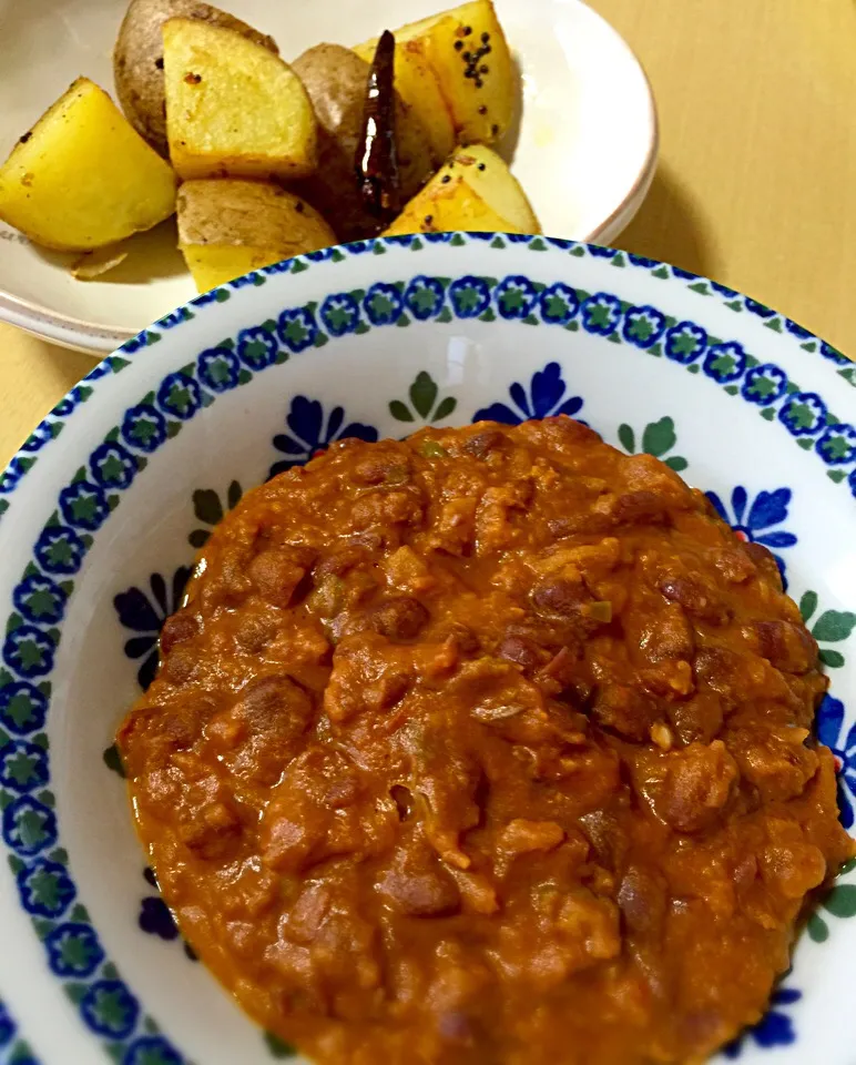 小豆のトマトクリームカレー ダールマッカニー風  と  ジャガイモのスパイスロースト|でおでおさん