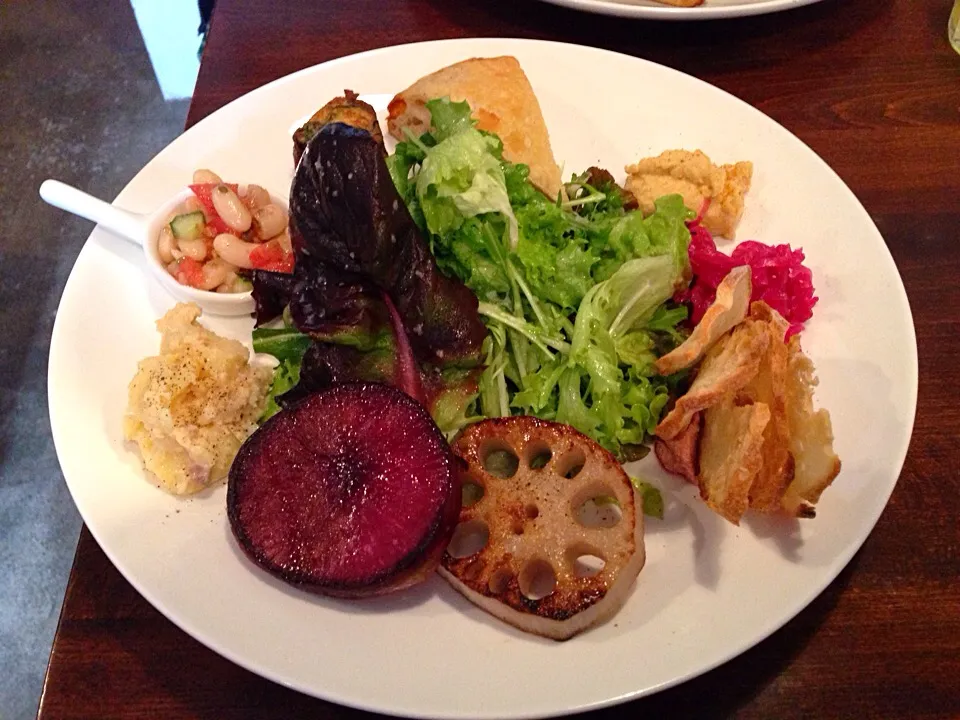 定番のたっぷりグリーンサラダとその日の野菜惣菜を30センチプレートで|ハギーさん