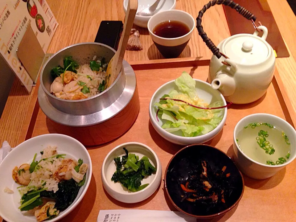 土曜日ランチ@大手町  初トライの店で帆立釜飯  とり料理の店なので鳥スープうま〜|まりまりさん