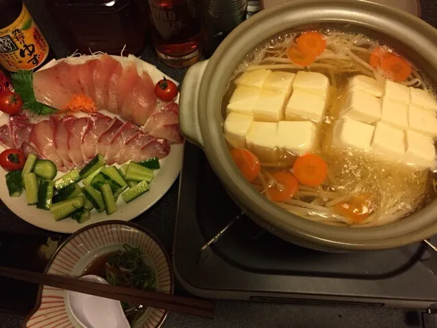 湯豆腐、鮪と鰤のお刺身、塩もみキュウリ、ミニトマト🍅❗️꒰*✪௰✪ૢ꒱✨|サソリさん