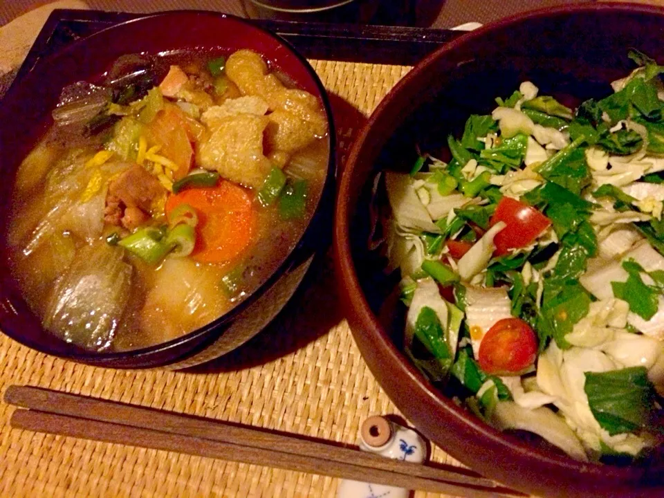 Snapdishの料理写真:餅入り煮麺と明日葉とキャベツとロメインレタスとミニトマトの生野菜サラダ|トキロックさん