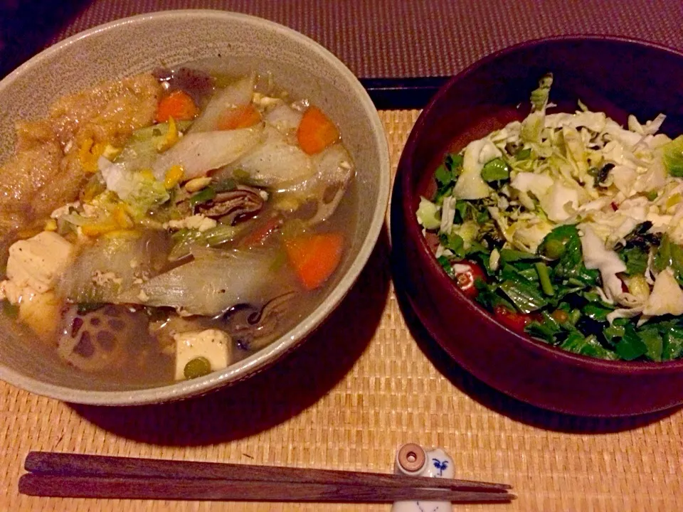 牡蠣入り鍋的な汁物と明日葉とキャベツとロメインレタスとミニトマトの生野菜サラダ|トキロックさん