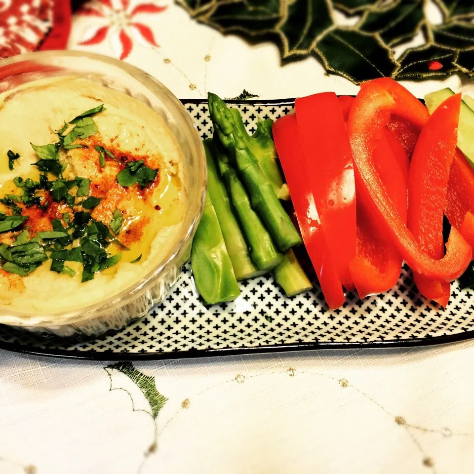 Homemade hummus and veggies|emi tanakaさん