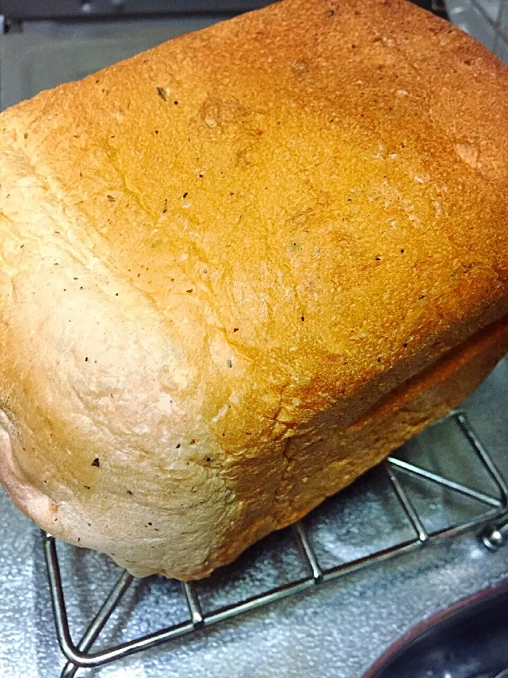 Waiting to cool down my home-baked strawberry flavored bread with blueberries inside|Laarni Nabongさん