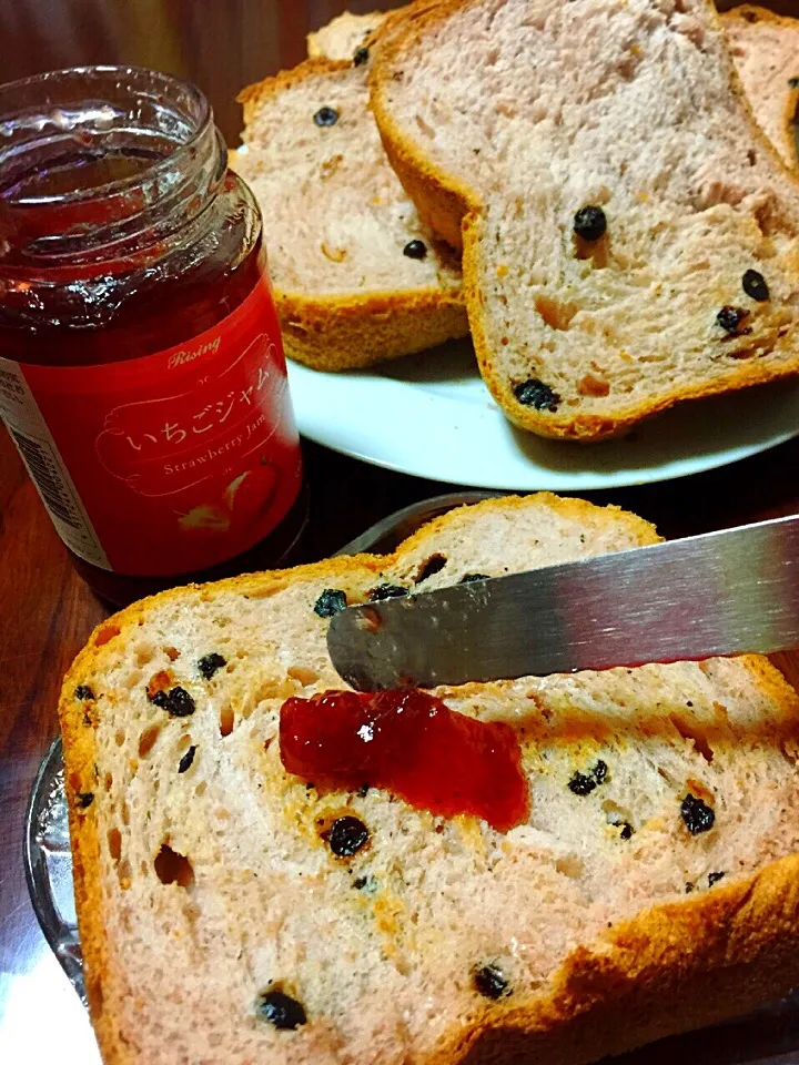 Time to eat my home-baked strawberry flavored with blueberries inside with this strawberry jam|Laarni Nabongさん