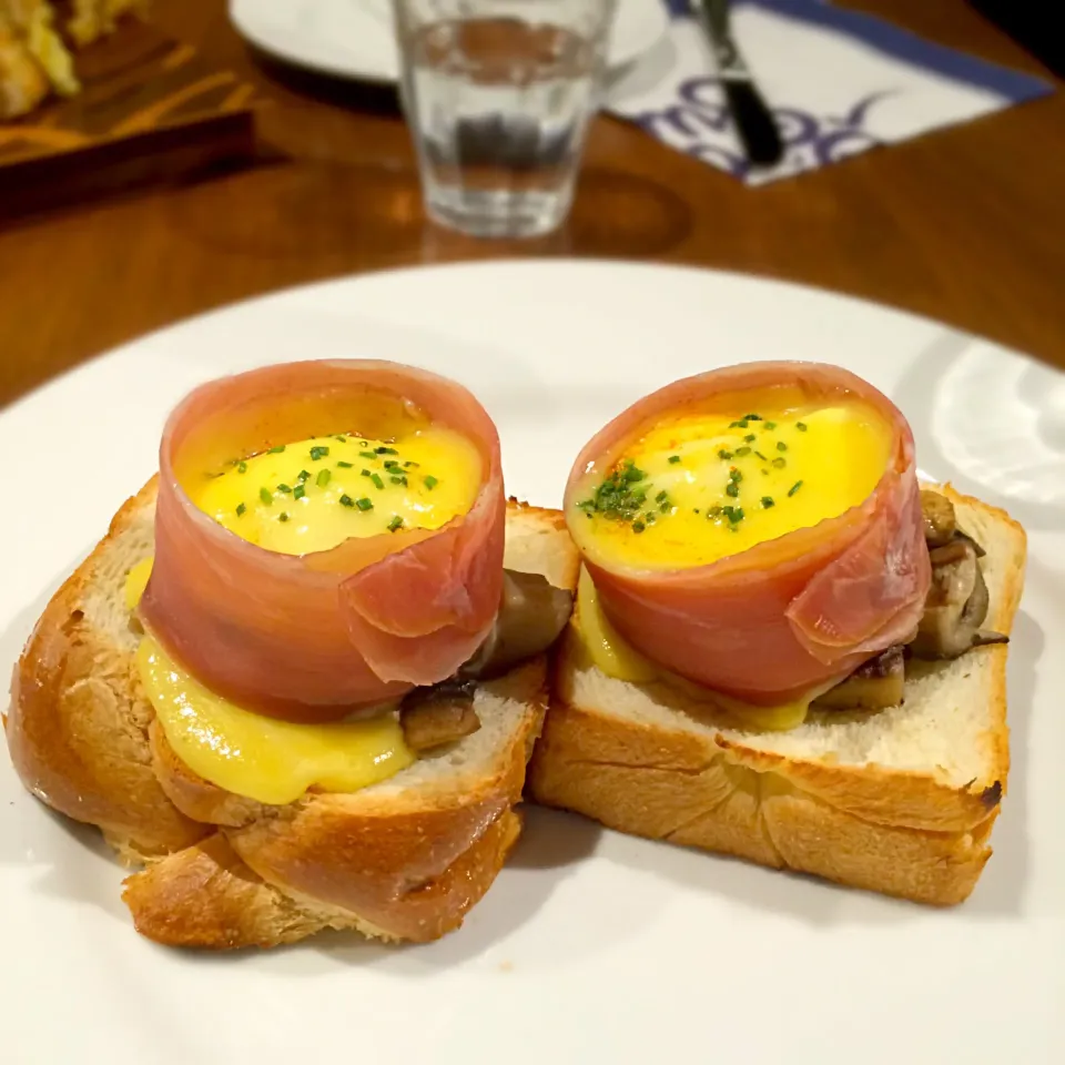 Snapdishの料理写真:Poached egg and sautéed mushrooms on brioche bread|Lisa Tanさん