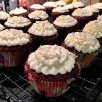 Red Velvet Cupcakes with Cream Cheese Frosting|Nancy Nawarat Wongsearayaさん