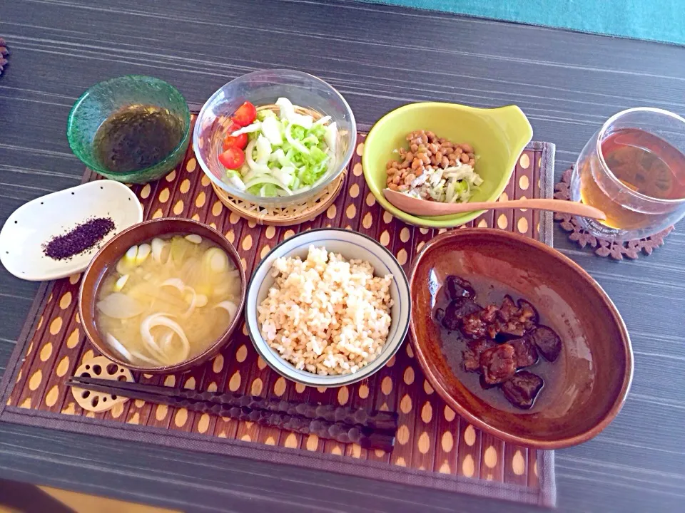 休日のお昼ご飯。飛騨高山牛角煮、菊芋白菜サラダ、柚子胡椒納豆、もずく酢、ゆかりふりかけ、玄米、煮干し出汁のお味噌です。|かれんさん