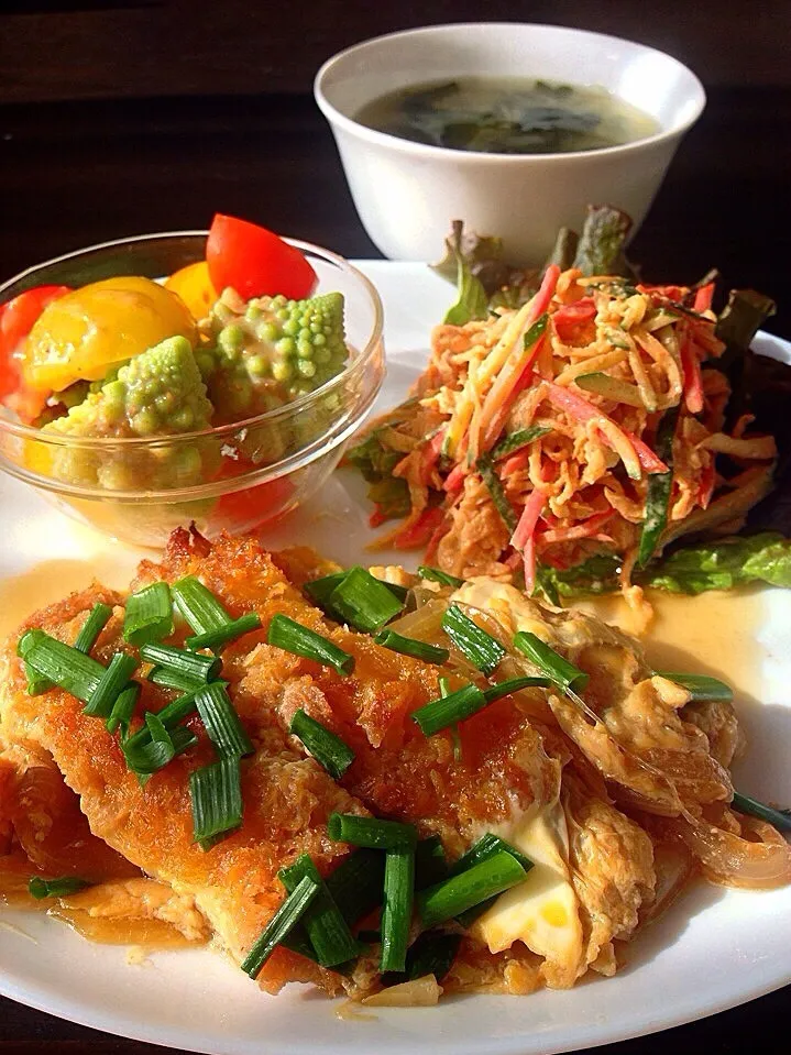 ⭐︎カツ煮 ⭐︎ぽにょ☆さんの切り干しのコチュマヨサラダ ⭐︎ロマネスコとトマトのサラダ 胡麻ドレッシング ⭐︎わかめとネギのスープ|よっちぃさん