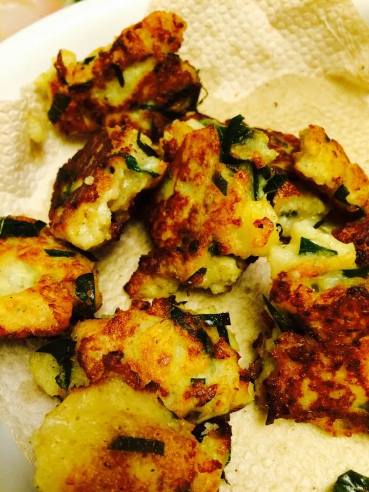 Snapdishの料理写真:Potato and cauliflower fritters with curry leaf|Benj Antonioさん