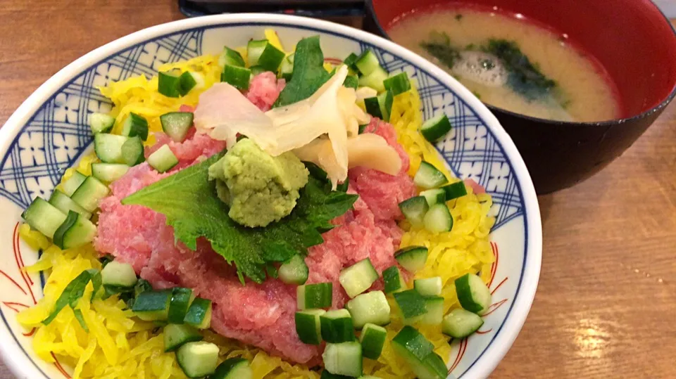 とろたく丼と生海苔味噌汁を頂きました。|momongatomoさん