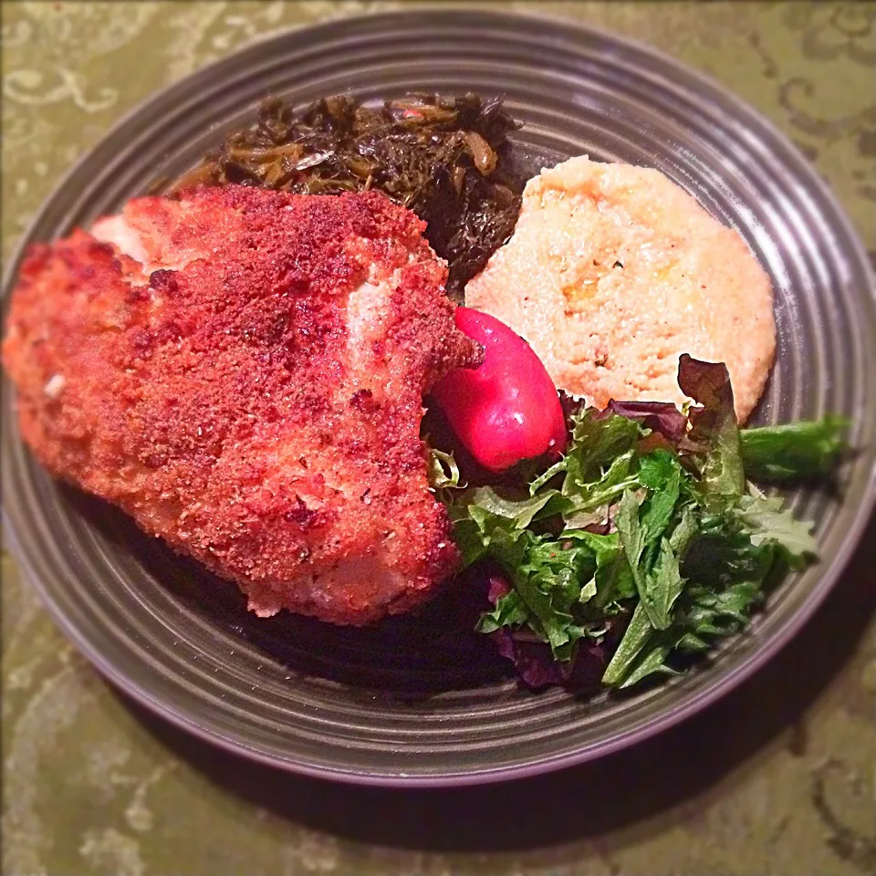 Snapdishの料理写真:Air fried (Nuwave) bone-in chicken with cheesy grits and collard greens!|MJRoperさん