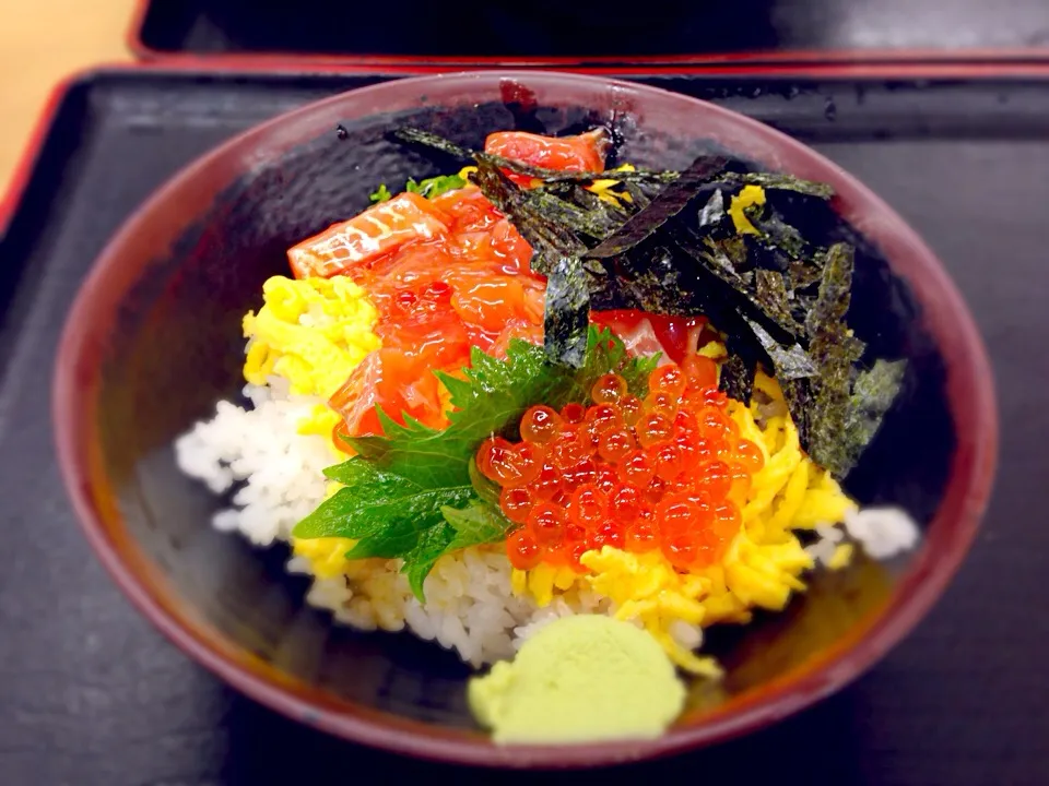 サーモンいくら丼|かよよんさん