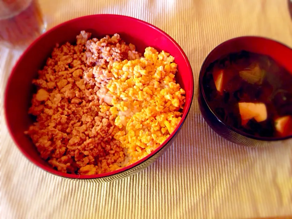 お昼は簡単に二色そぼろ丼🍚😋|kashisuさん