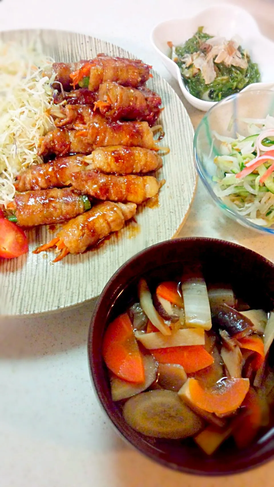 今日の晩御飯☆肉巻き野菜＊もやしのナムル＊けんちん汁＊めかぶ♡|ゆっこさん