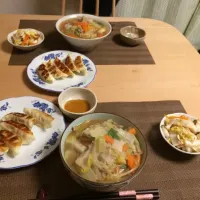 野菜たっぷりの煮込みラーメン、餃子、白菜の酢の物|ひろみさん