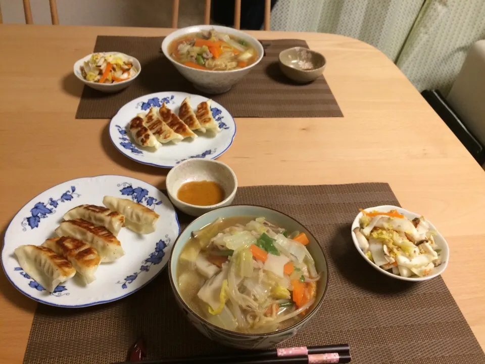 野菜たっぷりの煮込みラーメン、餃子、白菜の酢の物|ひろみさん