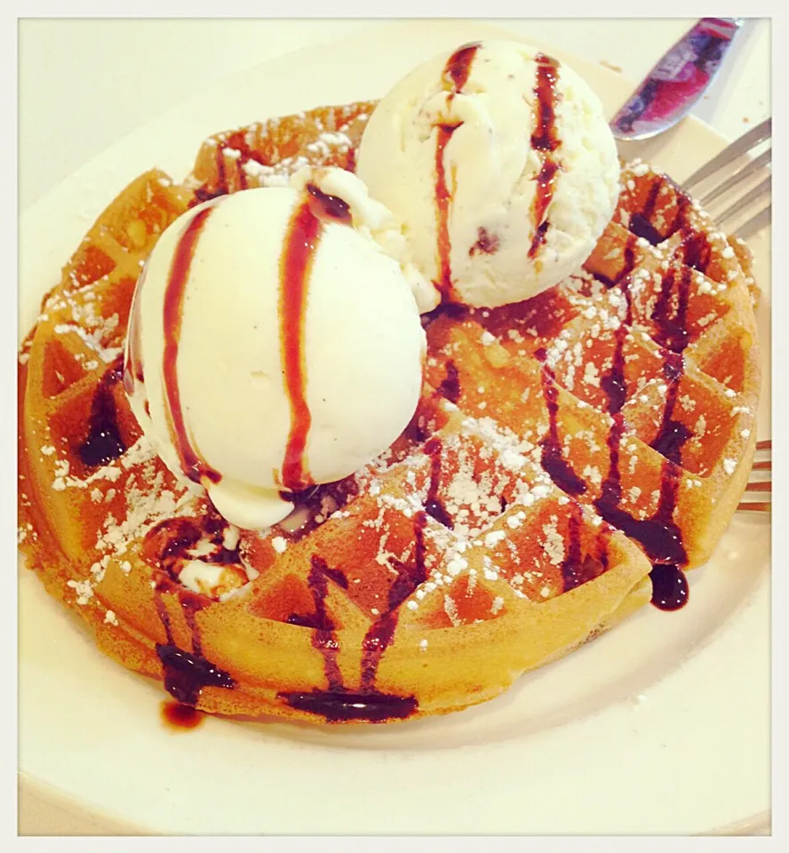 Waffle with Vanilla & Macadamia Ice Cream|Boobooさん