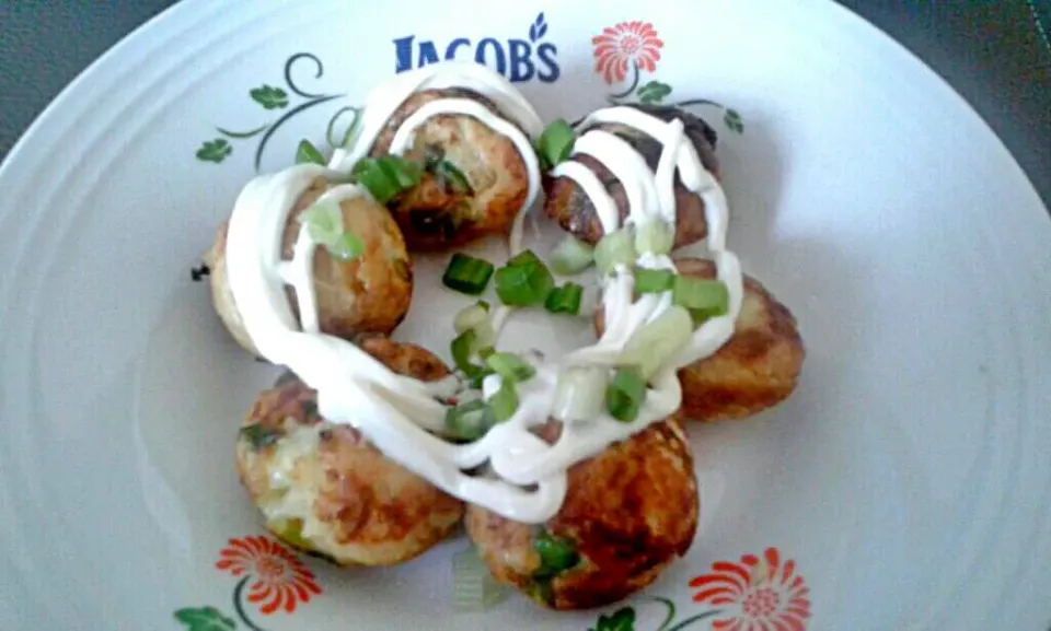 Snapdishの料理写真:our kinda tea break.
first attempt in making #takoyaki. 
without #bonito flakes.
yg berada diluar kawasan jgn sedih. kita pun testing makan yg hangit je.. -_-|Lina Nur Hanisahさん