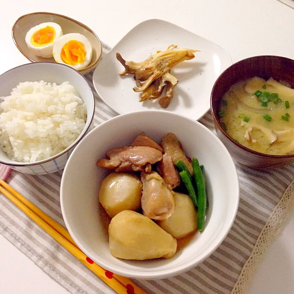 里芋と鶏肉の煮物・舞茸のバター醤油炒め・ゆで卵・お味噌汁(玉ねぎ×舞茸)|Accaさん