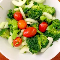 Snapdishの料理写真:Broccoli, cucumber n tomato cherry salad|Bethanie Lohさん