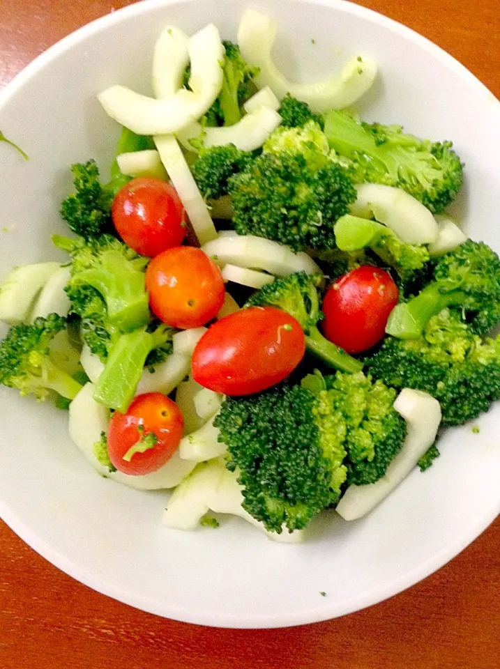 Snapdishの料理写真:Broccoli, cucumber n tomato cherry salad|Bethanie Lohさん