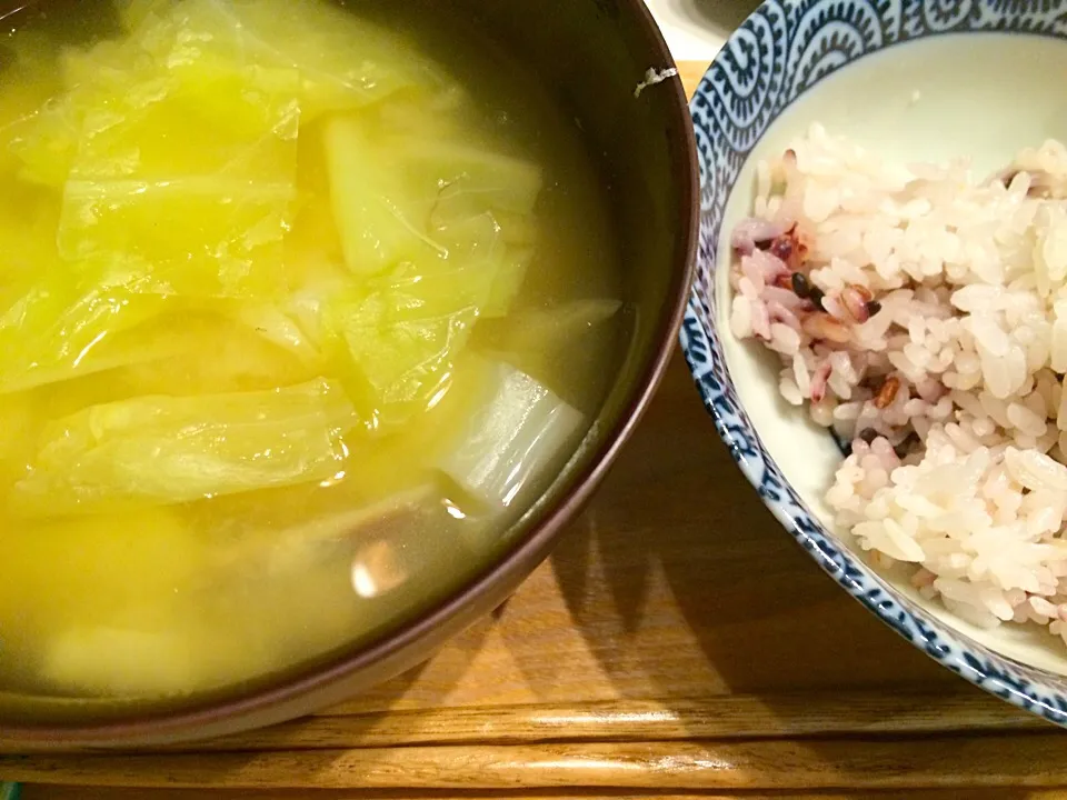 雑穀ご飯とキャベツの味噌汁|gintanさん