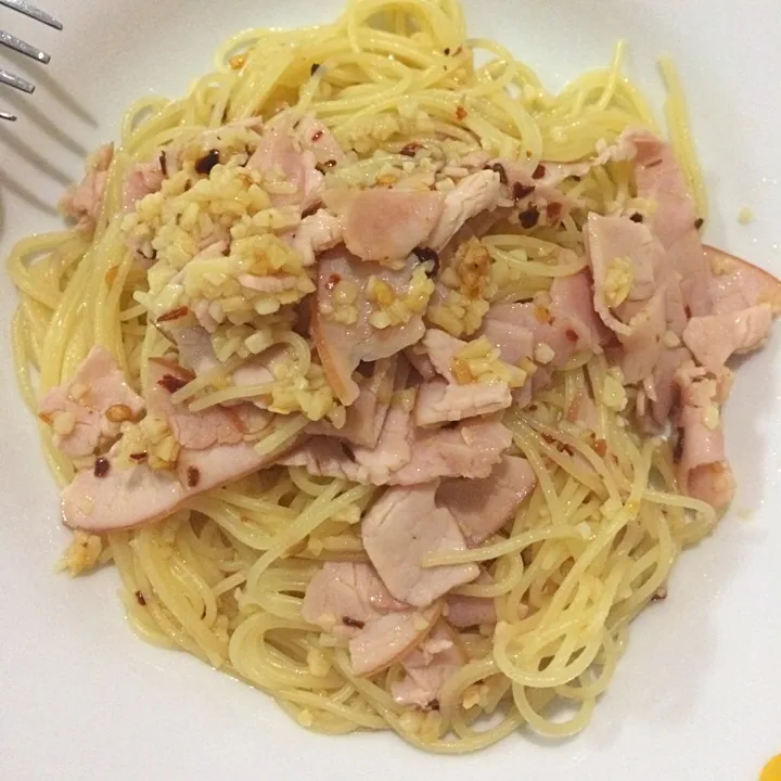 Aglio Olio angel hair pasta|Trish Wongさん