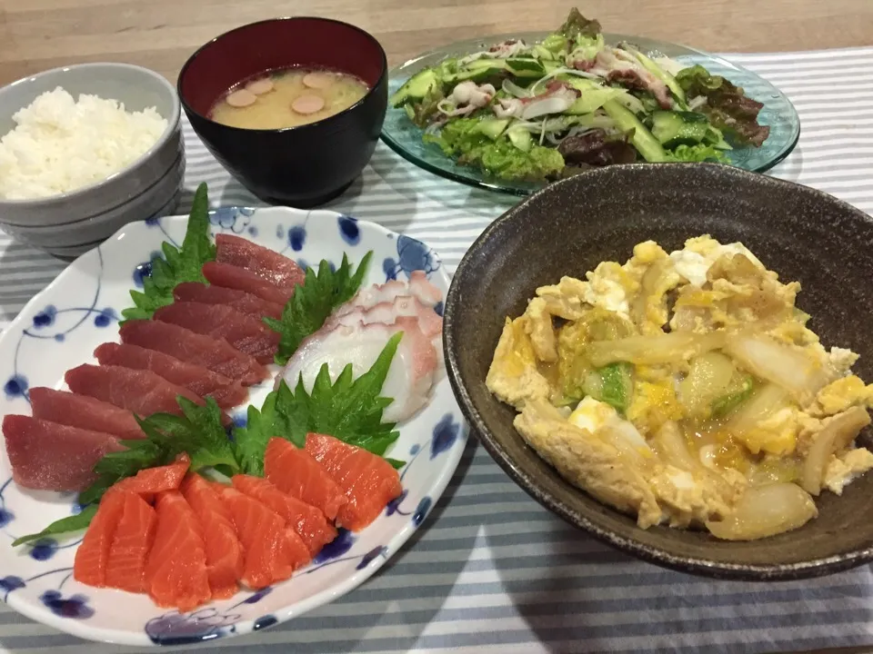 11日晩ご飯〜まぐろサーモンとタコの刺身・白菜の煮浸し卵とじ・サニーレタスとたこキュウリのマスタードドレッシングサラダ・しめじウィンナー味噌汁|まーままさん