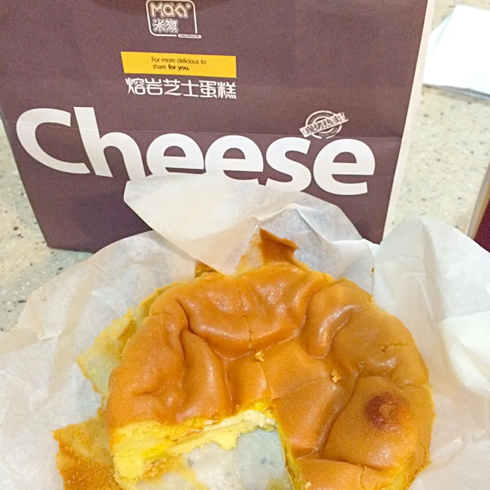 Snapdishの料理写真:特别好吃的起司容颜蛋糕！从哈尔滨来的😍😍 best cheese lava cake from harbin. #cheesecake #thebest #cheeselavacake #lavacake|Jill Nyomanさん