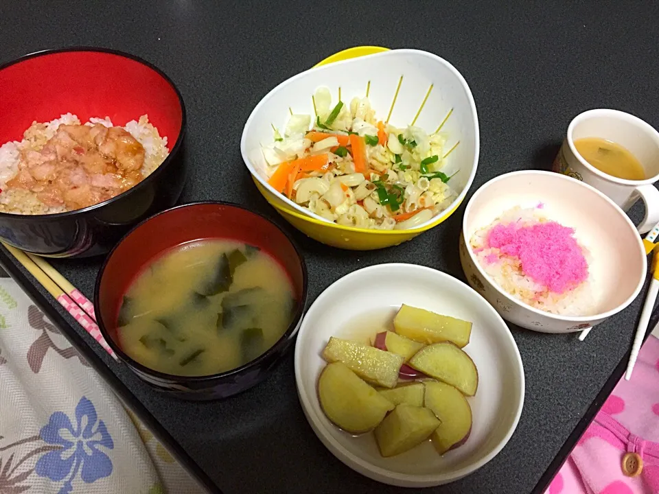 ネギトロ丼(桜でんぶ丼)・さつまいも甘煮・サラダ|うるしちかさん